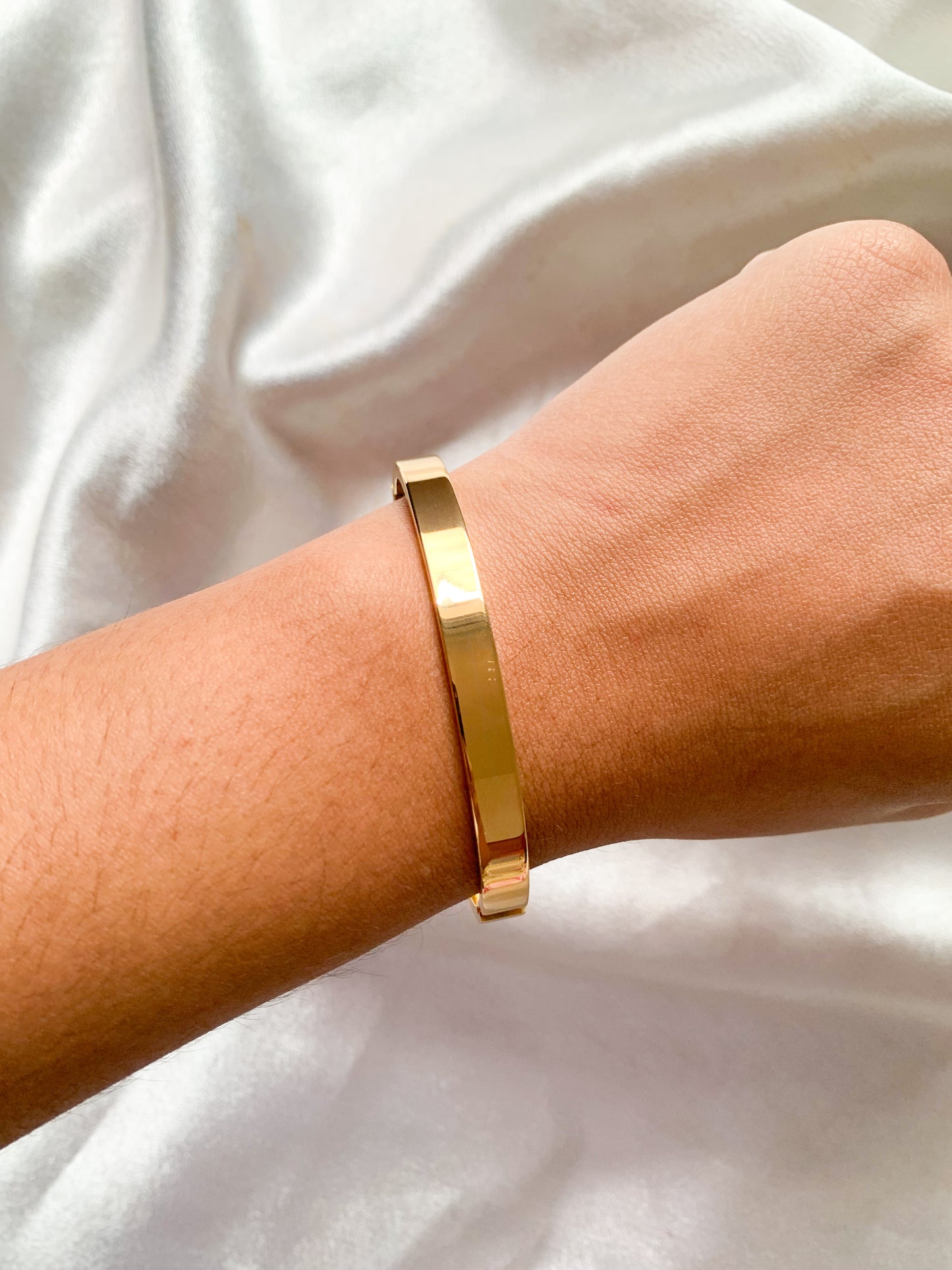 Nicola plain gold bangle