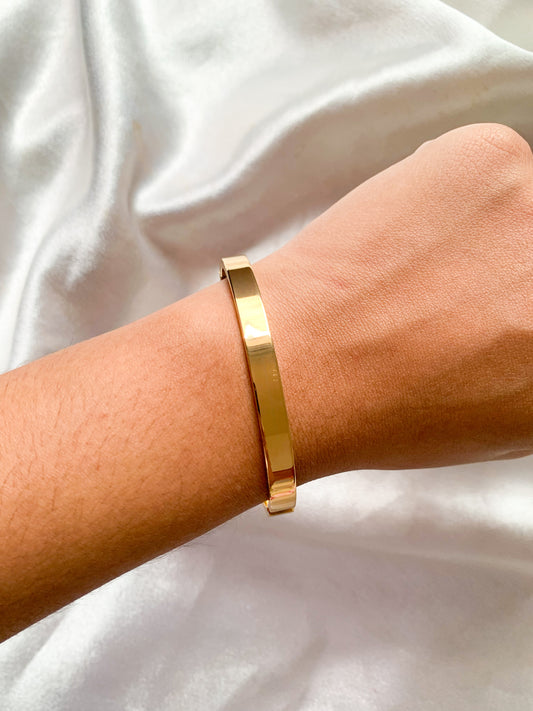Nicola plain gold bangle