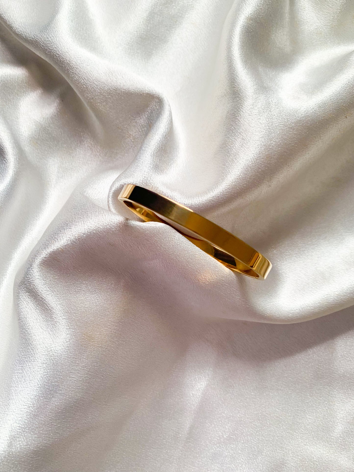 Nicola plain gold bangle