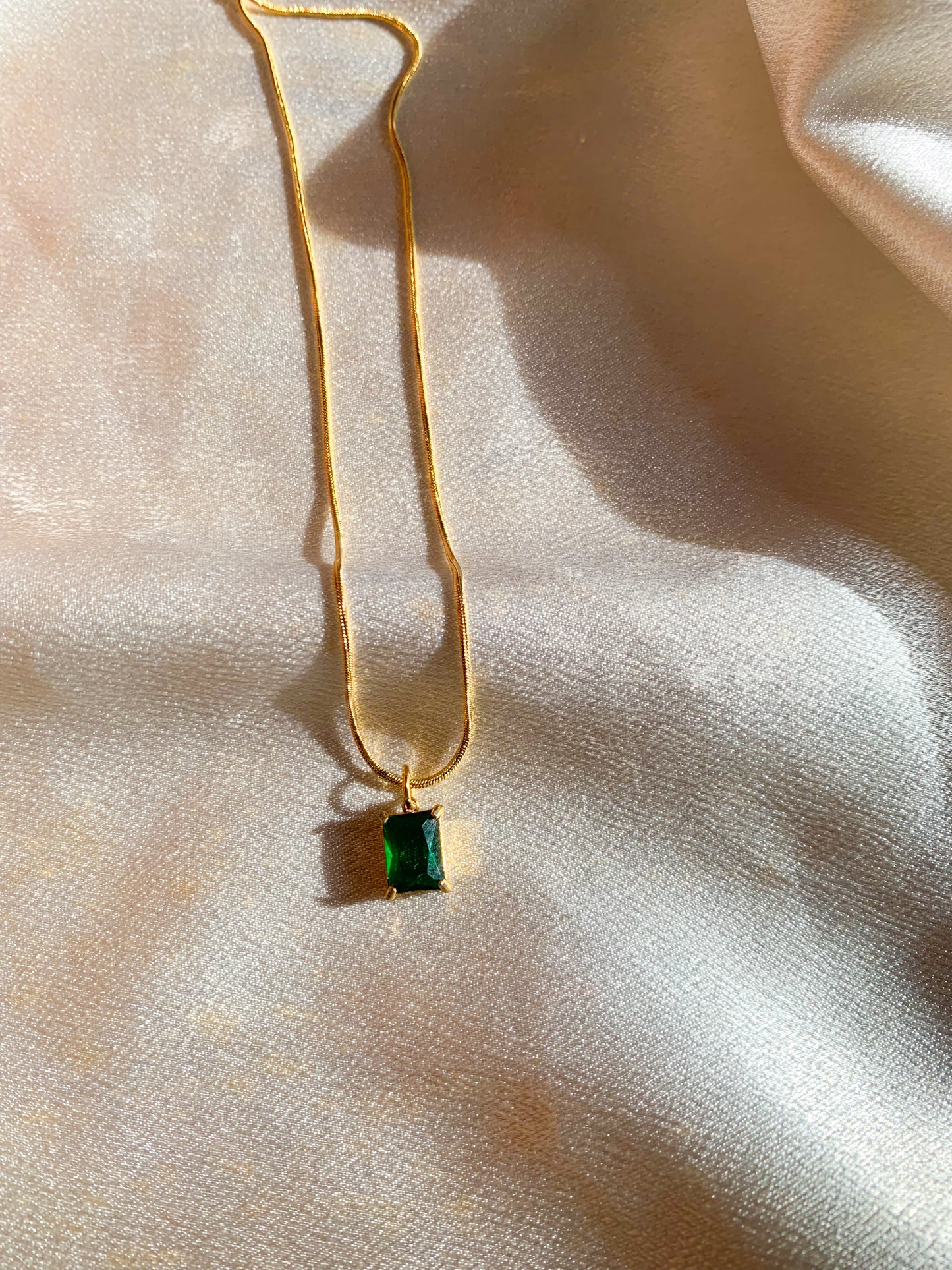 Green pendant necklace