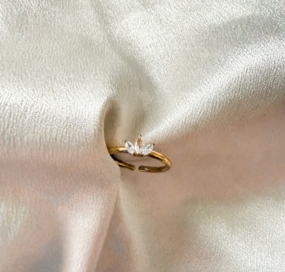 Queen adjustable ring