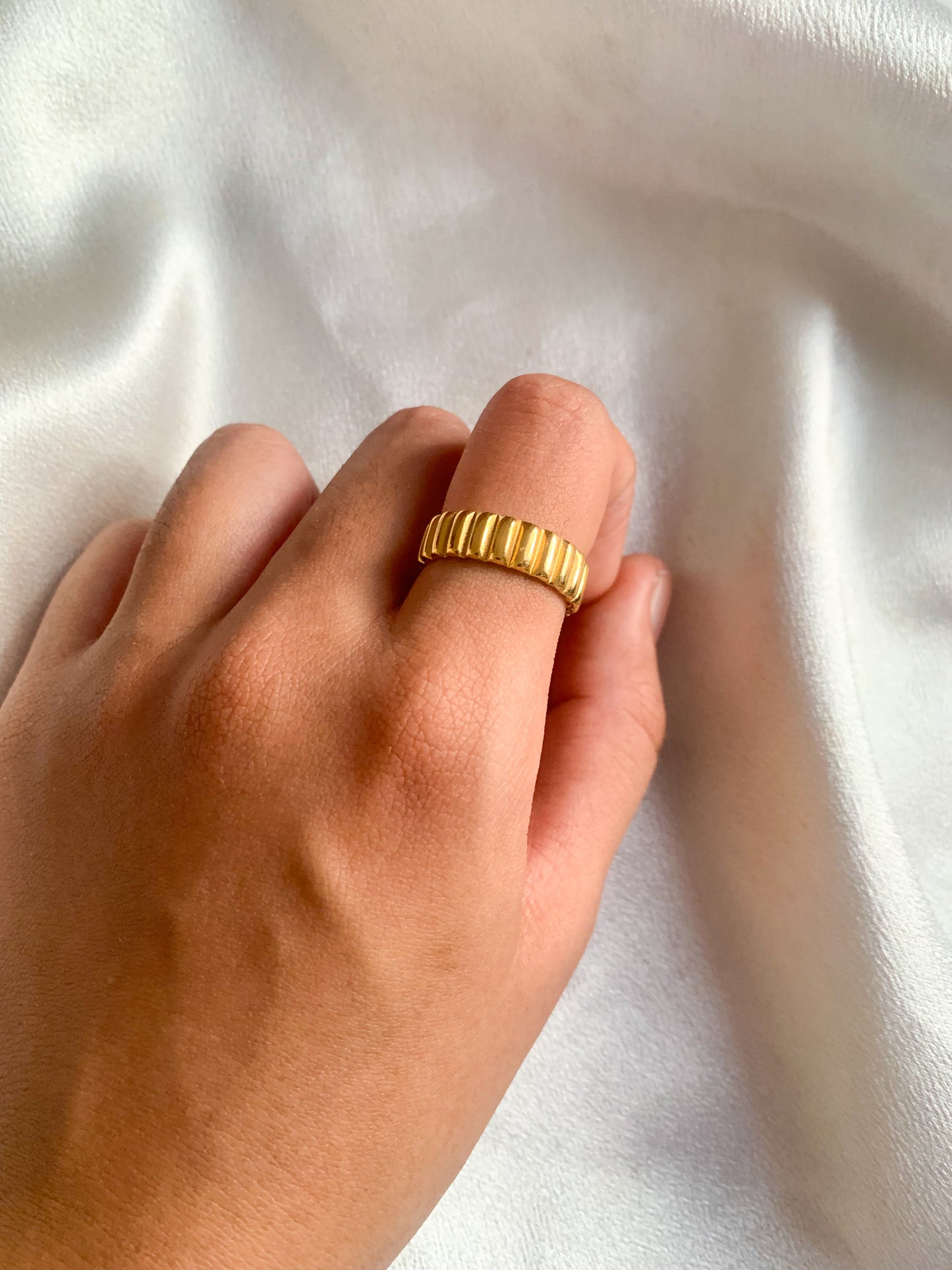 Grace ribbed ring