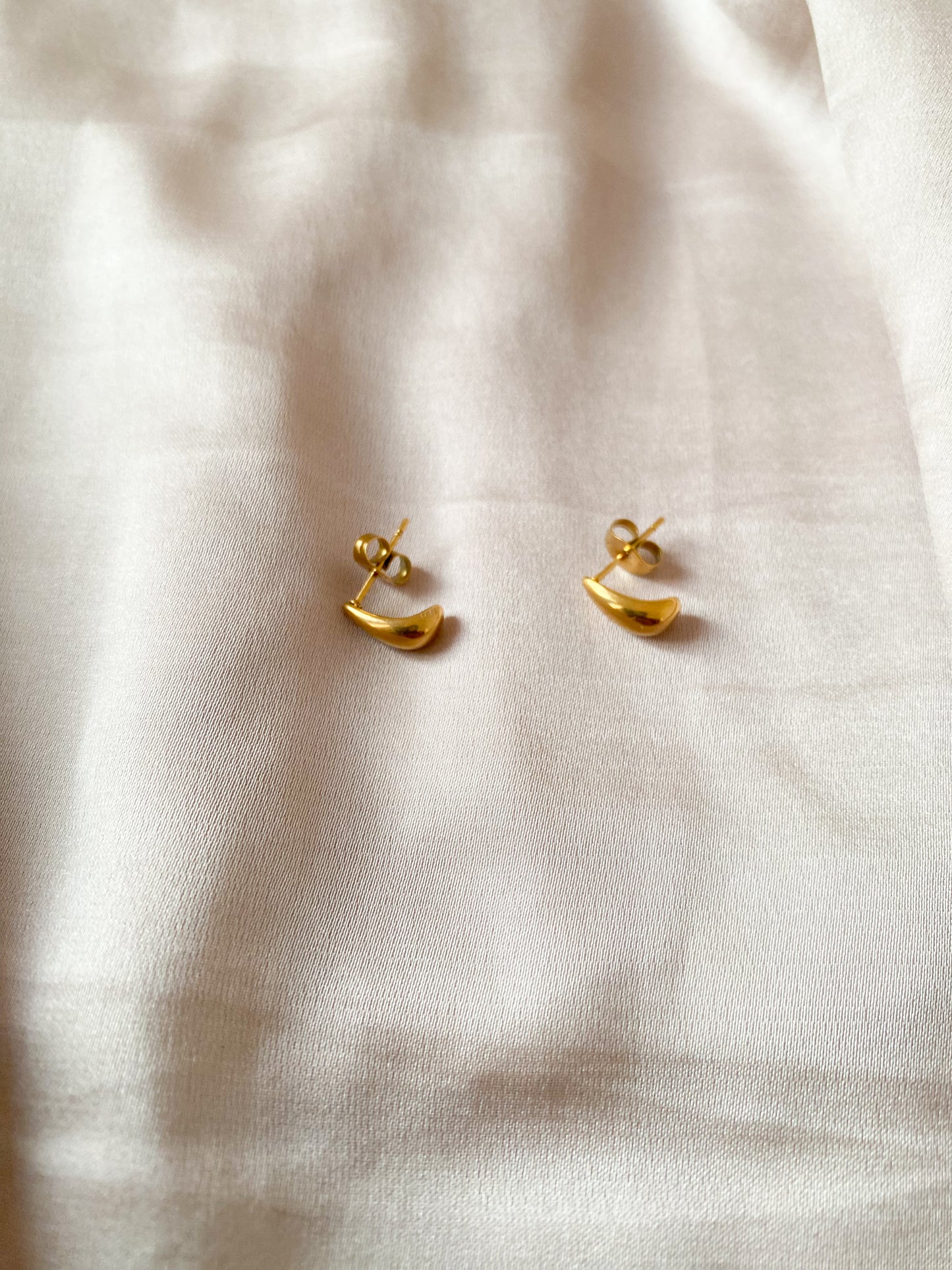 Teardrop gold studs