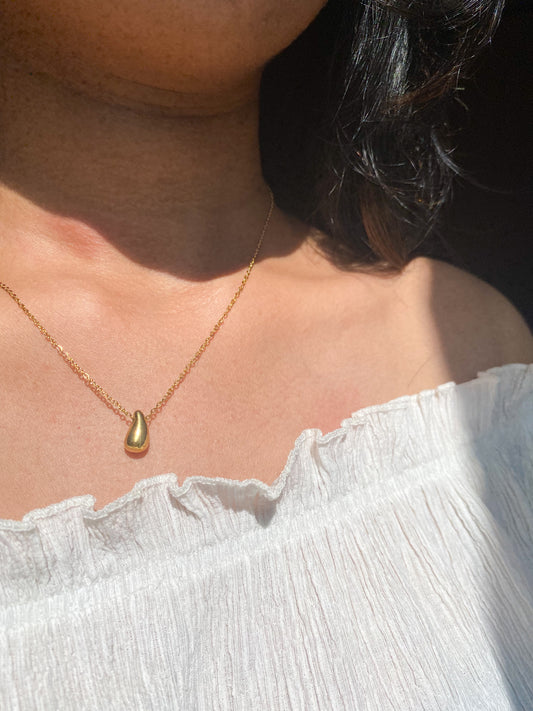 Tear drop gold necklace