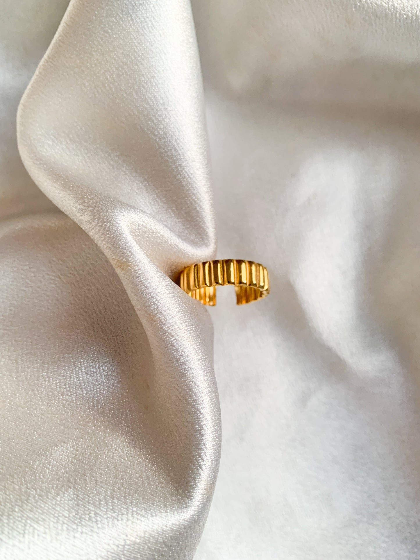 Grace ribbed ring